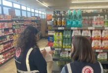 Kırıkkale’de içecek reyonunda fiyat etiketi denetimi yapan görevliler Kırıkkale’de içecek reyonunda fiyat etiketi denetimi yapan görevliler