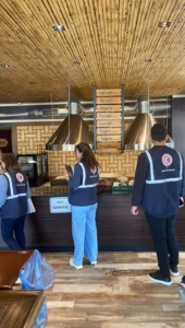 Kırıkkale’de yiyecek işletmesinde denetim yapan görevliler Kırıkkale’de yiyecek işletmesinde denetim yapan görevliler