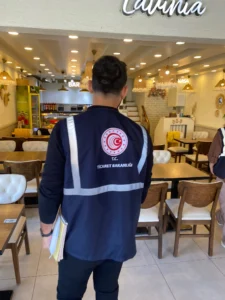 Kırıkkale’de kafe içerisinde denetim yapan görevli Kırıkkale’de kafe içerisinde denetim yapan görevli