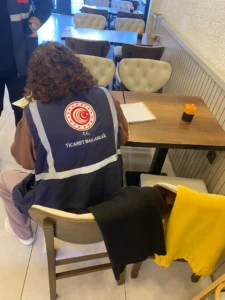 Kırıkkale’de kafe denetimi sırasında kayıtları inceleyen görevli Kırıkkale’de kafe denetimi sırasında kayıtları inceleyen görevli