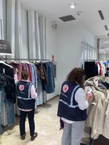 Kırıkkale’de giyim mağazasında fiyat etiketlerini kontrol eden görevliler Kırıkkale’de giyim mağazasında fiyat etiketlerini kontrol eden görevliler