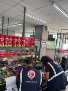 Kırıkkale’de market kasasında denetim kayıtlarını inceleyen görevliler Kırıkkale’de market kasasında denetim kayıtlarını inceleyen görevliler
