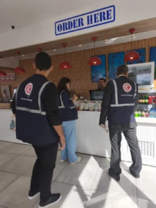 Kırıkkale’de yiyecek işletmesinin kasasında denetim yapan görevliler Kırıkkale’de yiyecek işletmesinin kasasında denetim yapan görevliler