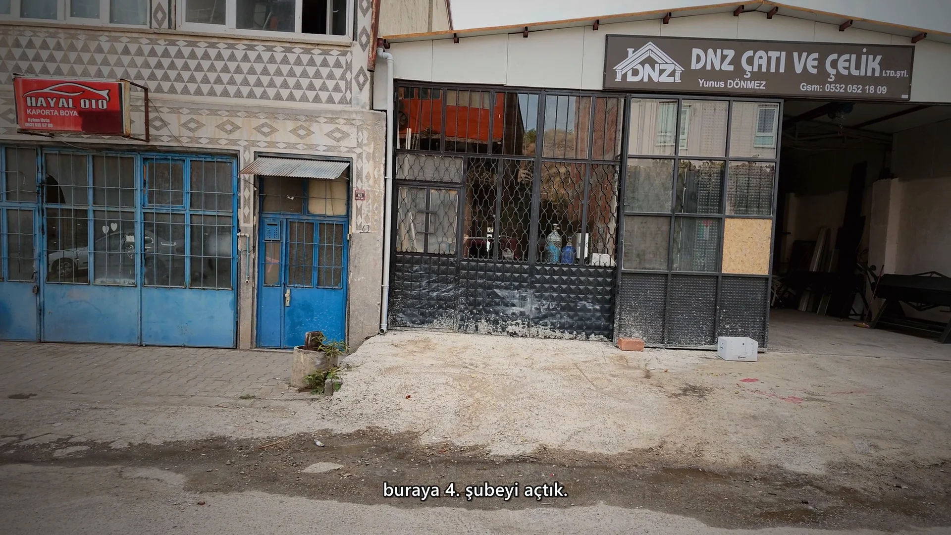 DNZ Çatı ve Çelik’in Kırıkkale’deki iş yeri. Görüntü, gerçek çekim tanıtım filminden alınmıştır. DNZ Çatı ve Çelik’in Kırıkkale’deki iş yerinin dış cephesi