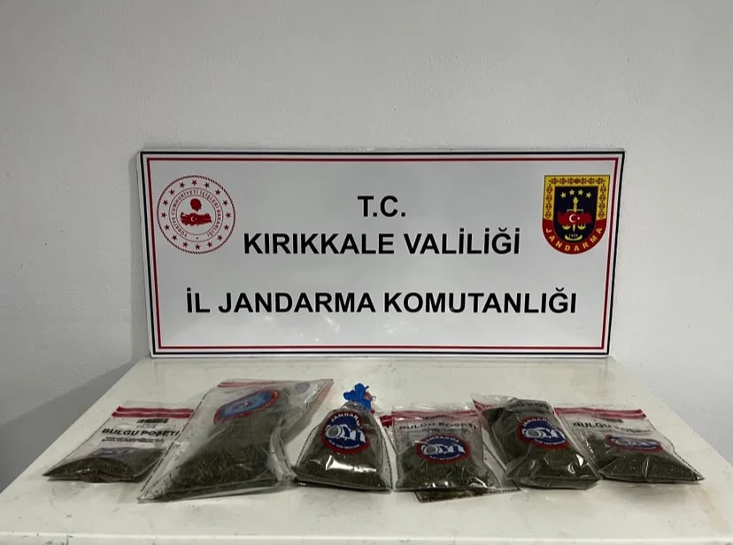 Aramada ele geçirilen kubar esrar. İl Jandarma Komutanlığı tabelasının önünde delil poşetleri içindeki kubar esrar