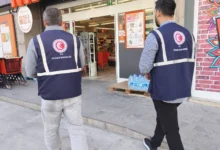 Migros mağazası girişinde Kırıkkale Ticaret İl Müdürlüğü görevlileri Migros mağazası girişinde Kırıkkale Ticaret İl Müdürlüğü görevlileri
