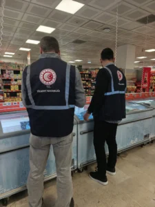 Migros mağazasında denetim yapan iki Ticaret Bakanlığı görevlisi Migros mağazasında denetim yapan iki Ticaret Bakanlığı görevlisi
