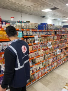 Migros mağazasında raflardaki fiyat etiketlerinin kontrolü Migros mağazasında raflardaki fiyat etiketlerinin kontrolü