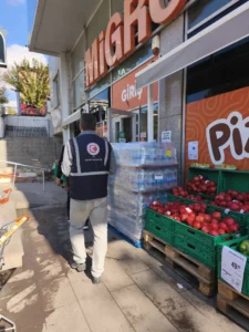 Migros mağazası girişinde denetim görevlisi Migros mağazası girişinde denetim görevlisi